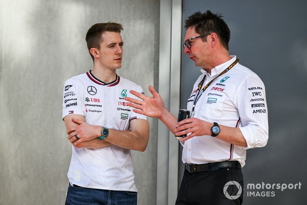 Frederik Vesti, piloto reserva del equipo Mercedes-AMG F1, con Andrew Shovlin, director de ingeniería en pista del equipo Mercedes-AMG F1. 