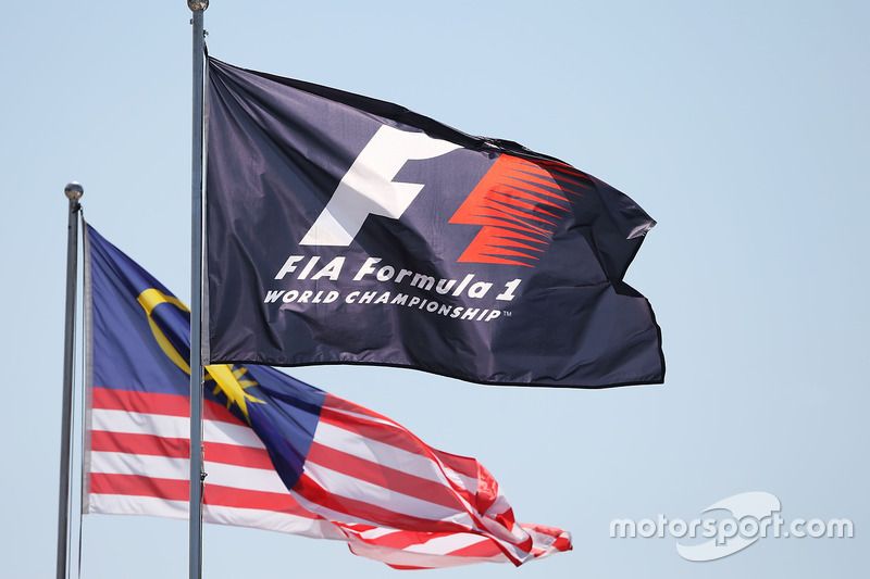 Le drapeau de la F1 avec son ancien logo et le drapeau de la Malaisie.