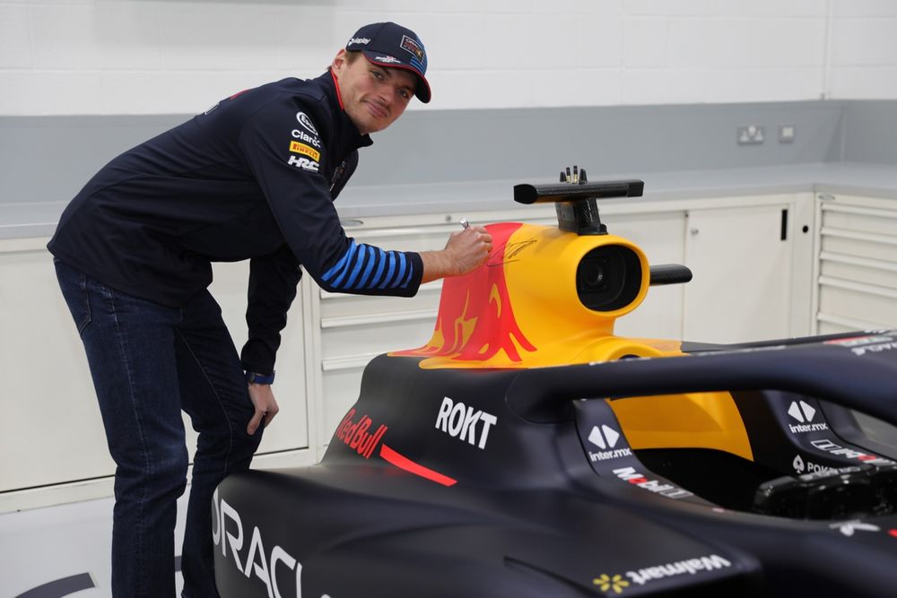 Max Verstappen, Motion RB19 Simulator