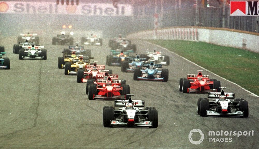 David Coulthard y Mika Häkkinen en sus McLaren MP4/13 liderando la salida del Gran Premio de Argentina 1998.