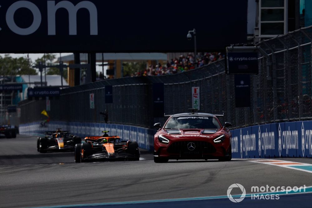 Lando Norris, McLaren, lidera el GP de Miami 2024 detrás del coche de seguridad.
