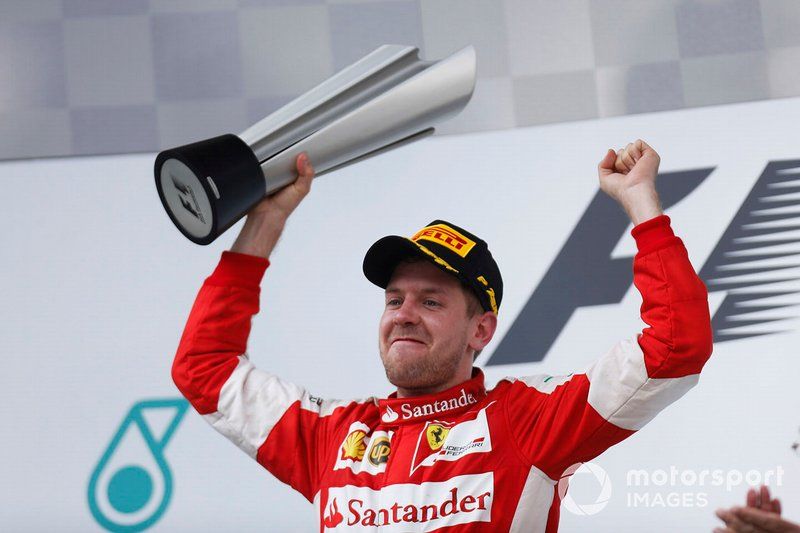 Sebastian Vettel fête sa première victoire avec Ferrari lors du GP de Malaisie 2015.