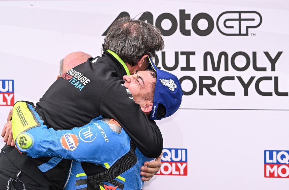 El abrazo de Raúl Fernández y Davide Brivio en el podio de Australia