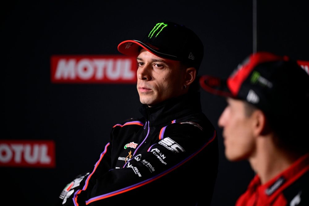 Marco Bezzecchi y Marc Márquez en una rueda de prensa