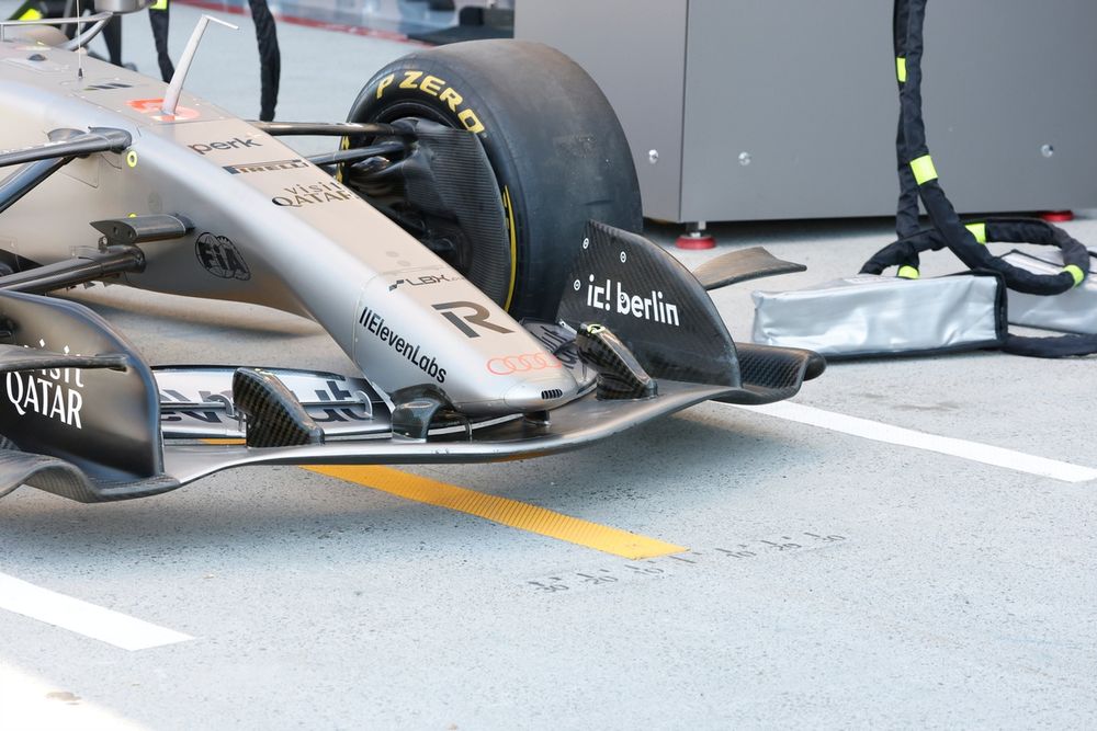 Audi R26: sono spariti i comandi dell'attuatore dell'ala mobile anteriore che c'erano fino al GP del Canada