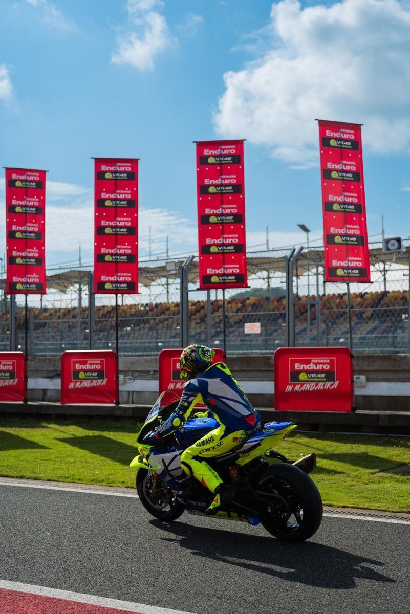 Valentino Rossi kembali menunggangi motor biru dengan aksen kuning fluo khas The Doctor saat menjajal Pertamina Mandalika International Circuit