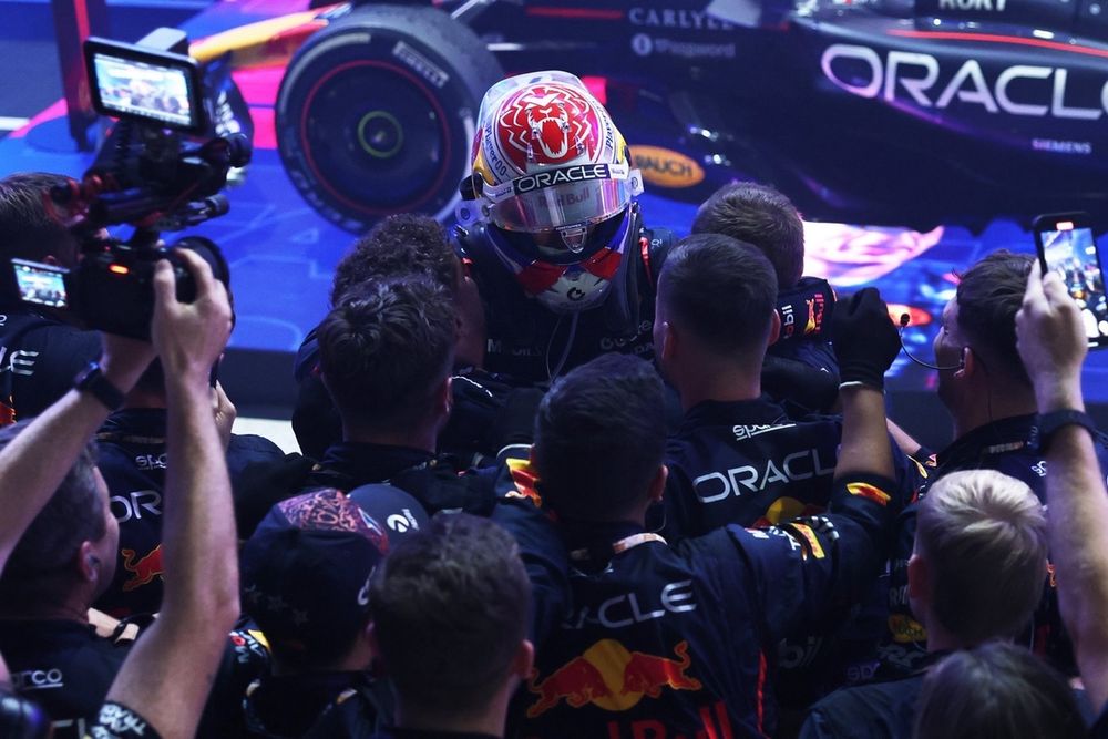 Max Verstappen won in Qatar en verkleinde het gat naar Lando Norris tot 12 punten.