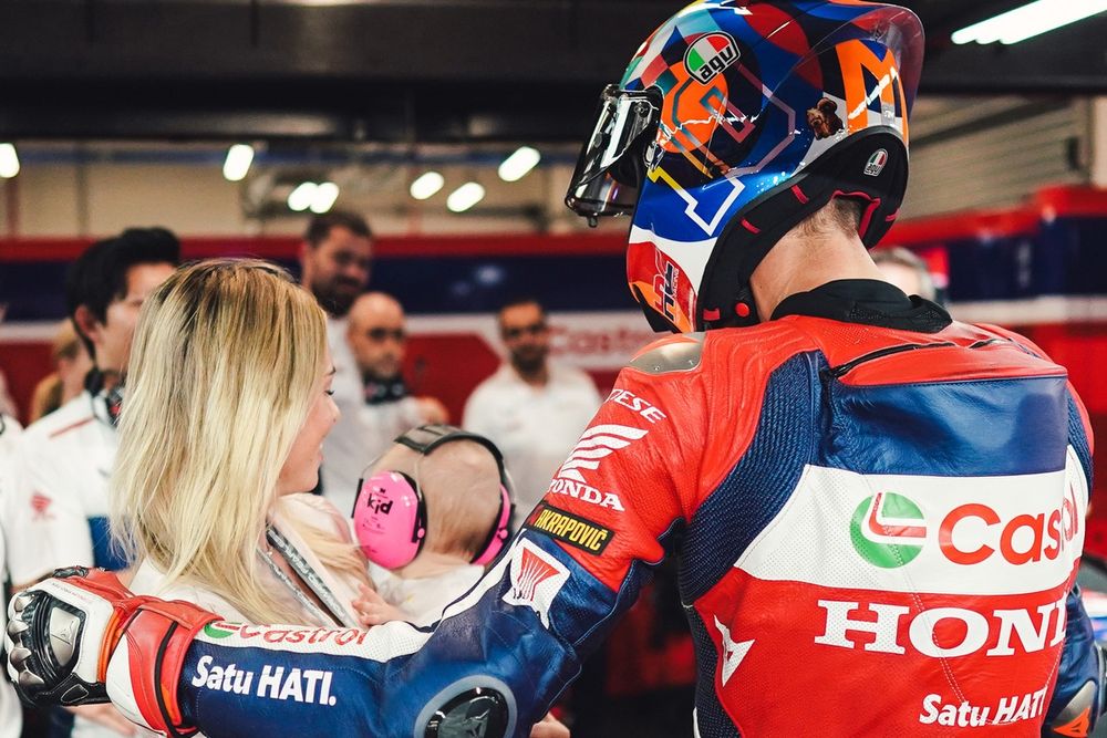 Luca Marini, Honda HRC cons u mujer Marta Vincenzi  y la hija de ambos, Angelina