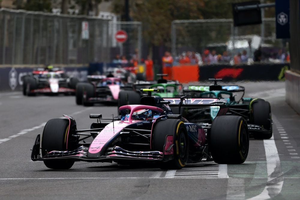 Franco Colapinto, Alpine, transita delante de Lance Stroll, Aston Martin, en el GP de Azerbaiyán.