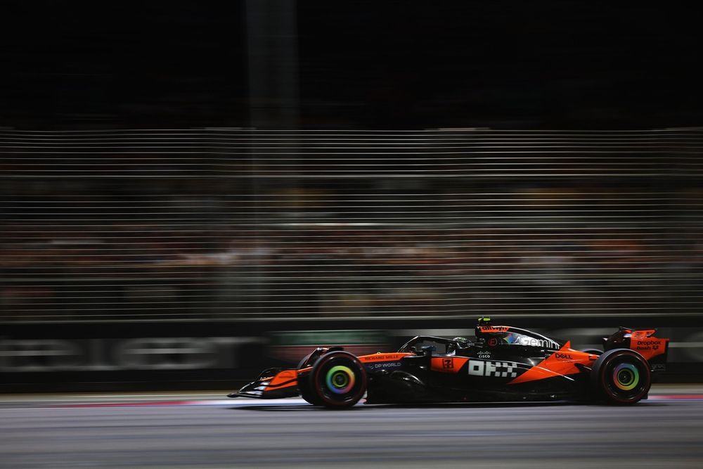 Norris, da McLaren, retornava lentamente aos boxes em Singapura enquanto Verstappen fechava sua última volta rápida no quali.