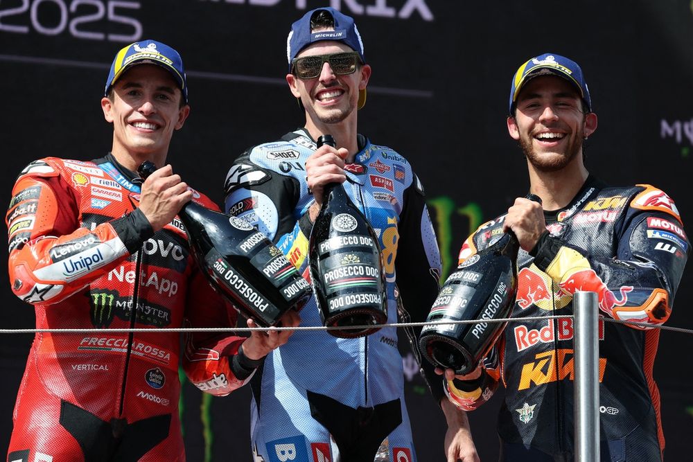 Pódio do GP da Catalunha de MotoGP: Marc Márquez (2º), Álex Márquez (1º) e Enea Bastianini (3º), da esquerda para a direita