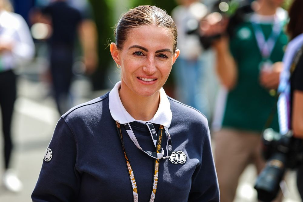 Rebecca Lee dans le paddock du GP de Hongrie 2025.