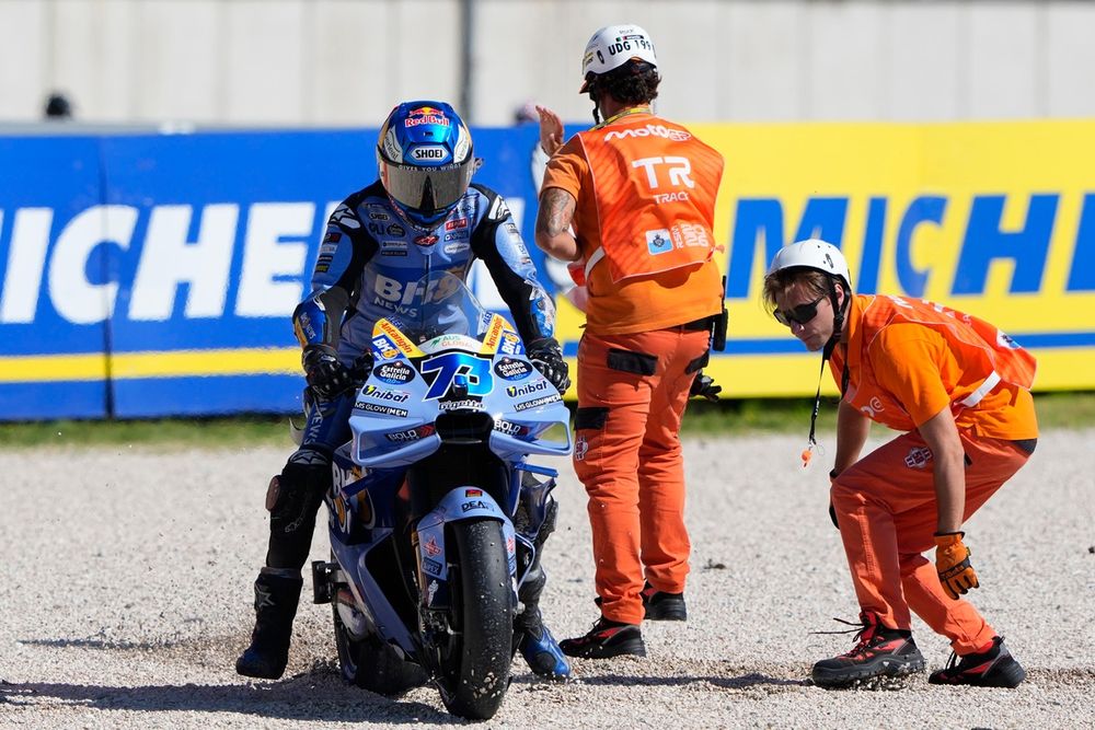 Las caídas en la Q2 arruinaron el fin de semana de Alex Márquez