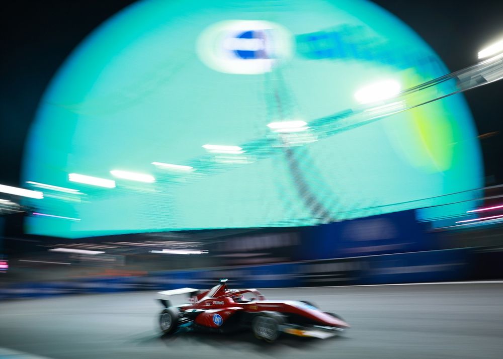 Maya Weug, diputada del deporte del motor