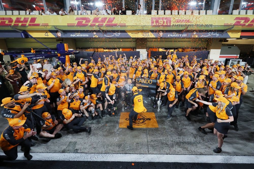 Lando Norris, McLaren, Oscar Piastri, McLaren, Andrea Stella, McLaren, Zak Brown, McLaren