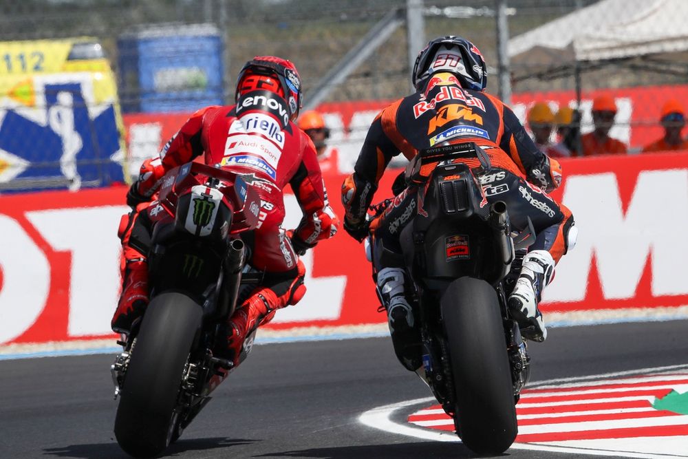 Marc Márquez en Pedro Acosta vochten een prachtig duel uit om de leiding in Hongarije.