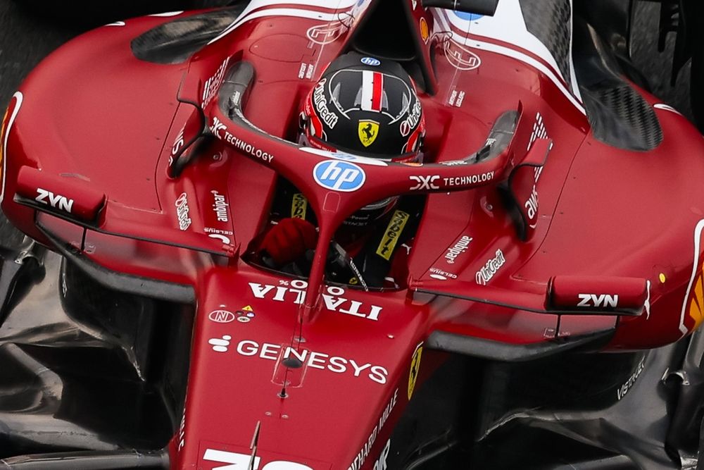 Arthur Leclerc alla guida della SF-25 con il nuovo volante nella FP1