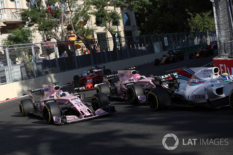 Sergio Perez (11) en Esteban Ocon nek aan nek in de straten van Bakoe.