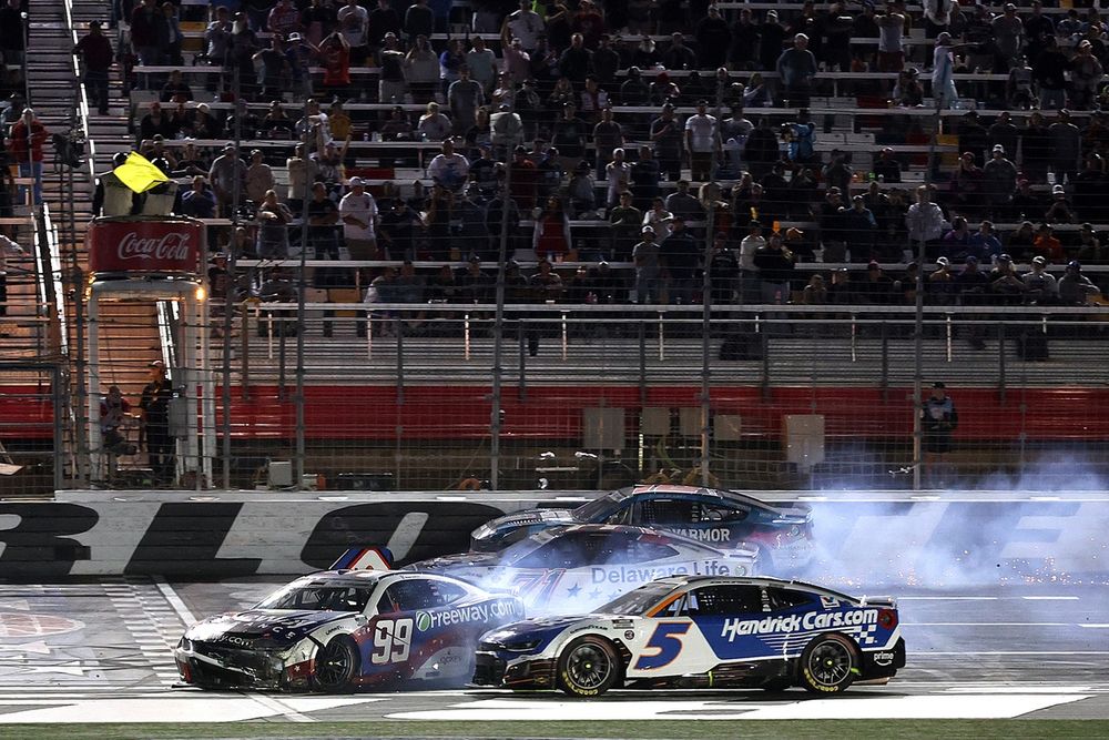 Daniel Suarez, Trackhouse Chevrolet, Kyle Larson, Hendrick Motorsports Chevrolet