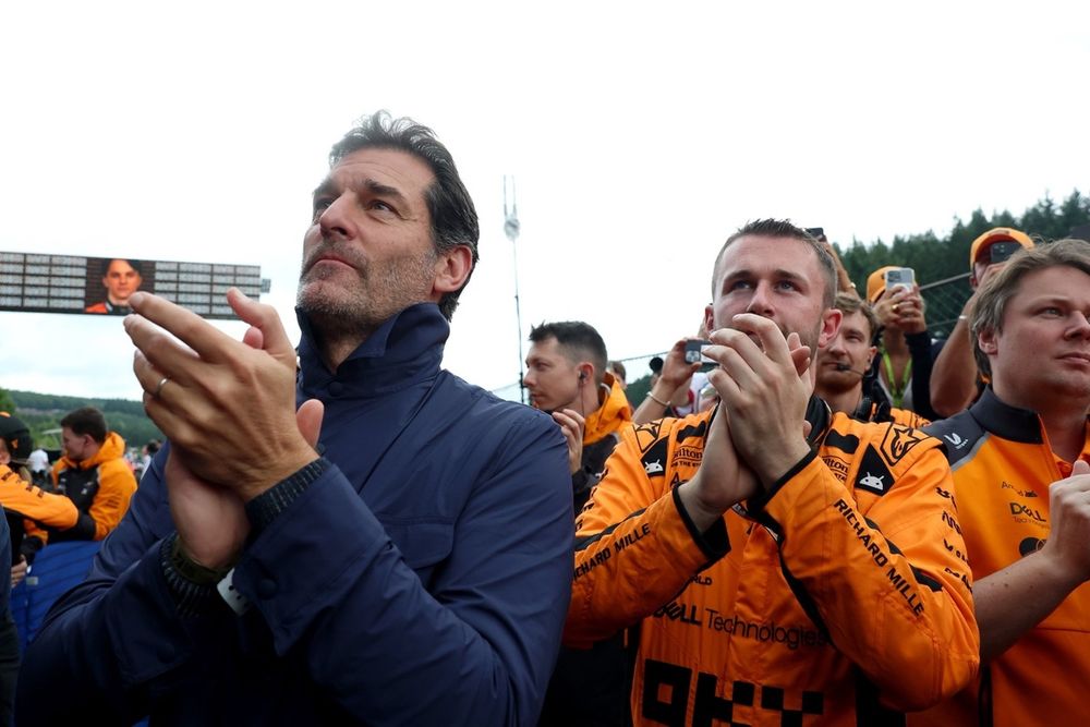 Mark Webber ve McLaren takım üyeleri alkışlıyor.