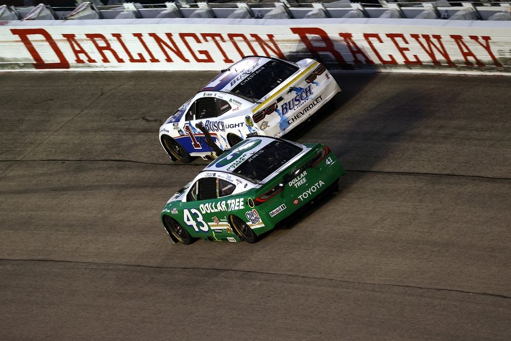 Ross Chastain, Trackhouse Racing Chevrolet; Erik Jones, Legacy Motor Club Toyota