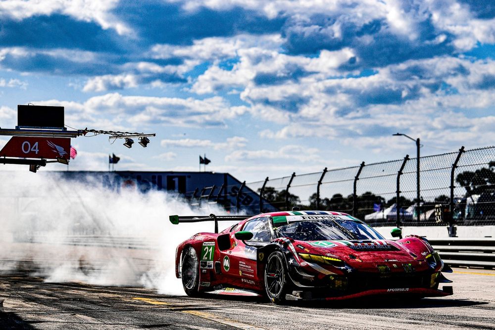 #21 AF Corse Ferrari 296 GT3: Simon Mann, Lilou Wadoux Ducellier, Alessandro Pier Guidi