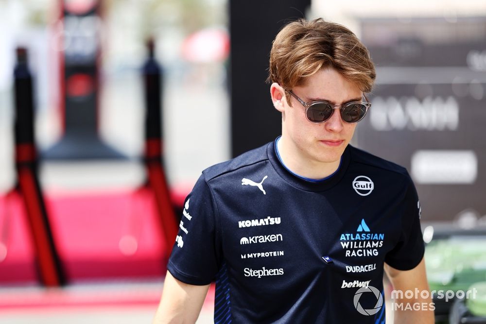 Luke Browning (Williams) dans le paddock de Bahreïn.