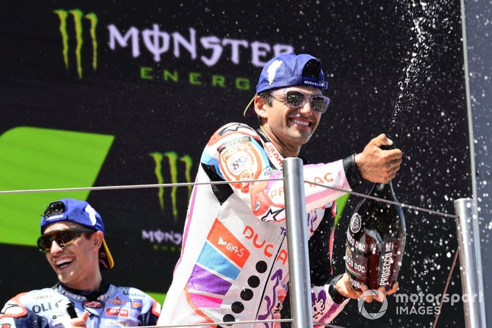 Jorge Martín, Pramac Racing, junto a Marc Márquez, Gresini, en el podio de Barcelona