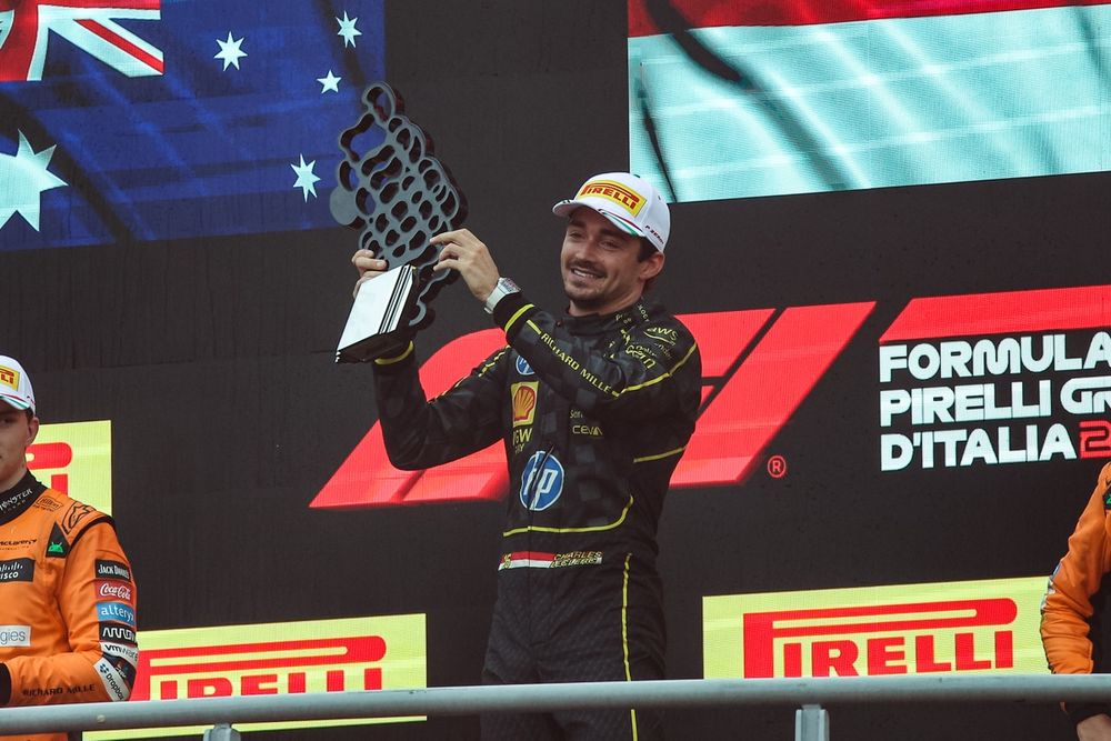 Charles Leclerc avec le trophée de la victoire au GP d'Italie 2024.