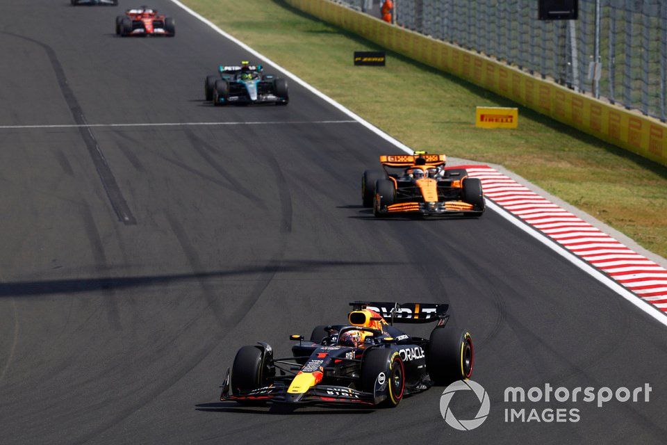 Max Verstappen, Red Bull Racing RB20, Lando Norris, McLaren MCL38, Lewis Hamilton, Mercedes F1 W15