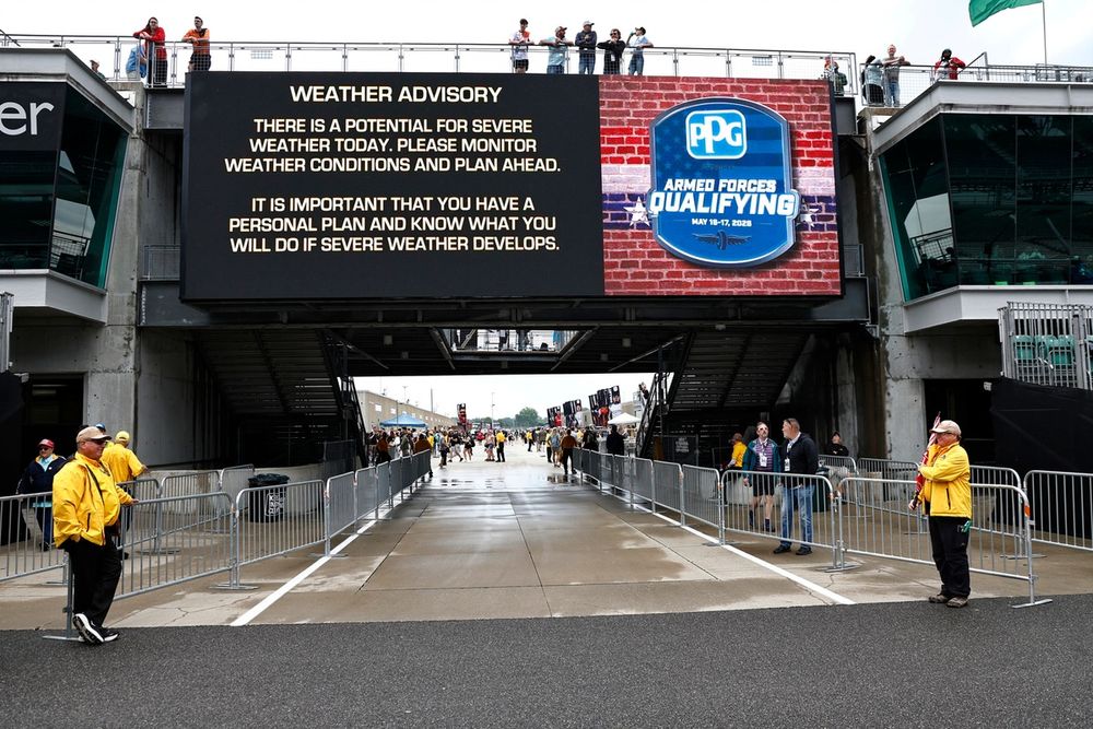 Weerswaarschuwingen op Indianapolis Motor Speedway tijdens de verregende eerste kwalificatiedag.