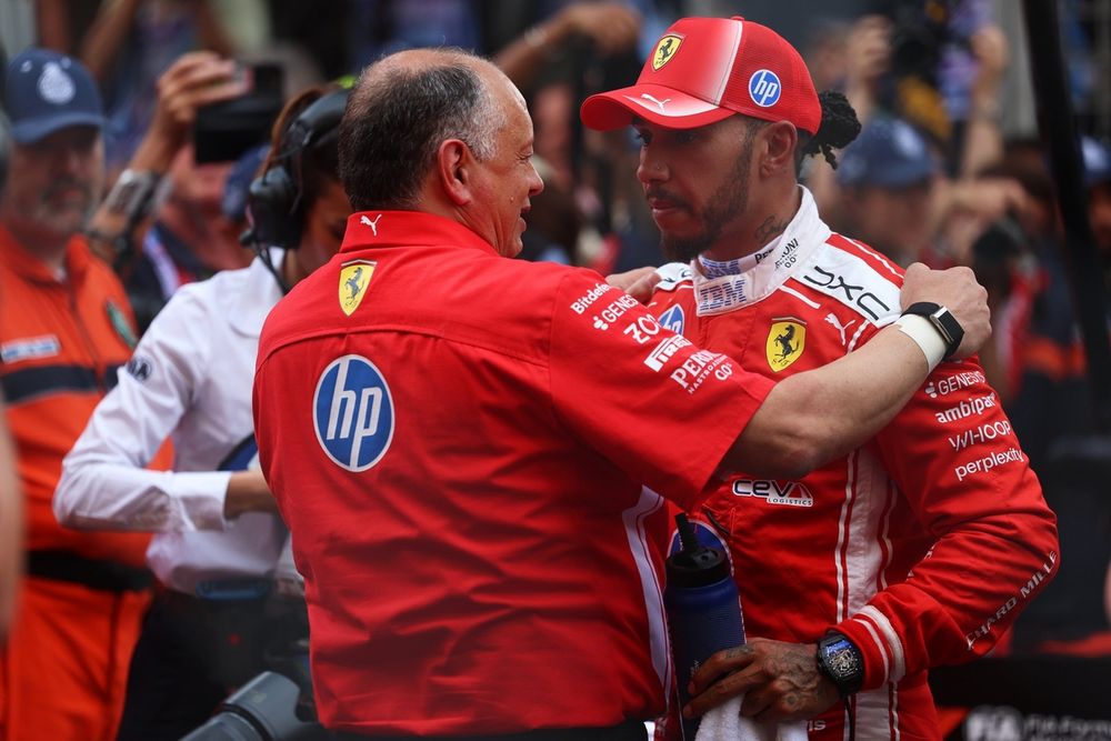 Lewis Hamilton met zijn teambaas Frederic Vasseur.