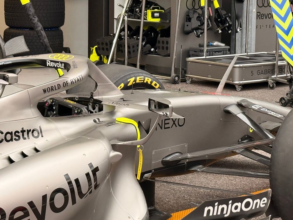 Audi R26: sul supporto dello specchietto è apparso un flap aggiuntivo