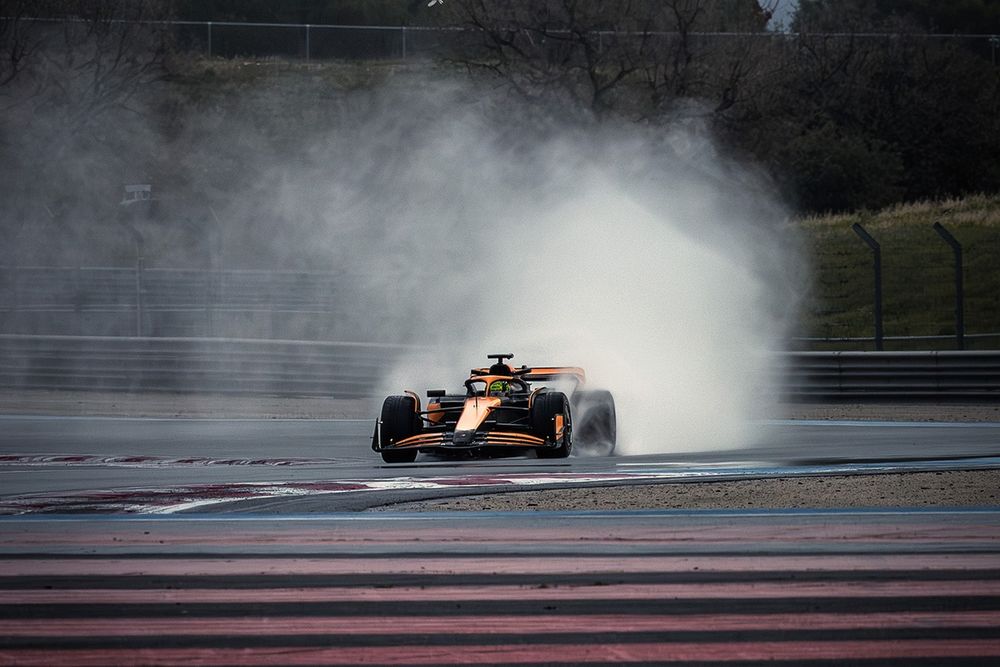 Lando Norris, McLaren durante i test Pirelli