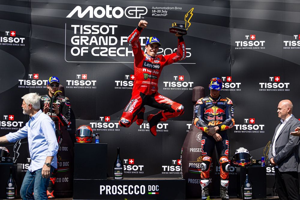 Marc Márquez celebra la victoria delante de sus rivales, Bezzecchi y Acosta, en el podio