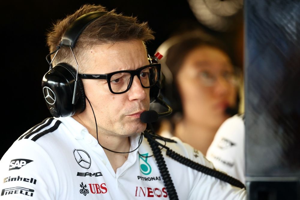 Peter Bonnington, race-ingenieur van het Mercedes AMG F1 Team aan het werk in de garage