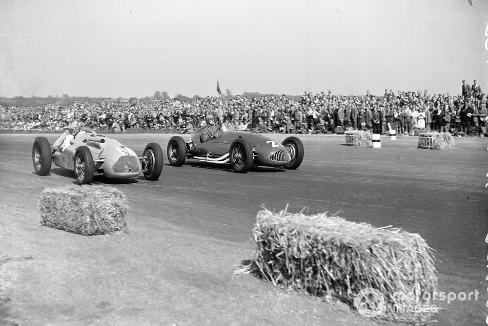 Non-Alfas were bit-part players – Philippe Etancelin’s Talbot-Lago dices with the Alta of Joe Kelly