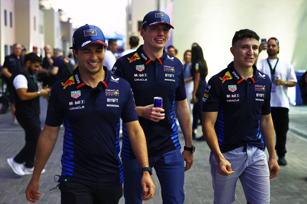 Isack Hadjar avec Max Verstappen et Sergio Pérez lors du Grand Prix d'Abu Dhabi 2024.