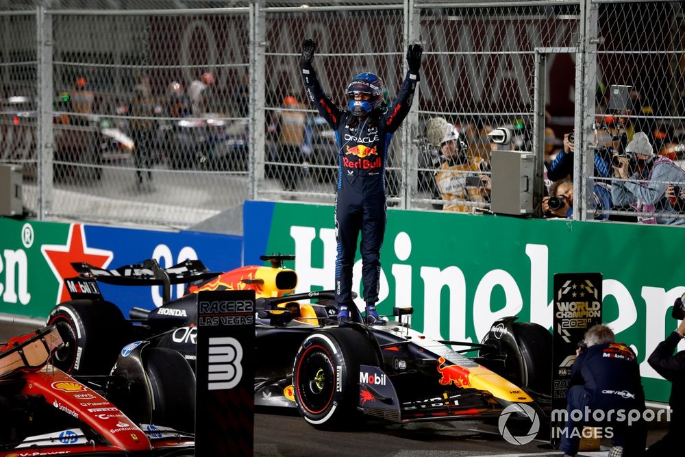 Max Verstappen celebrujący zdobycie czwartego tytułu mistrzowskiego F1