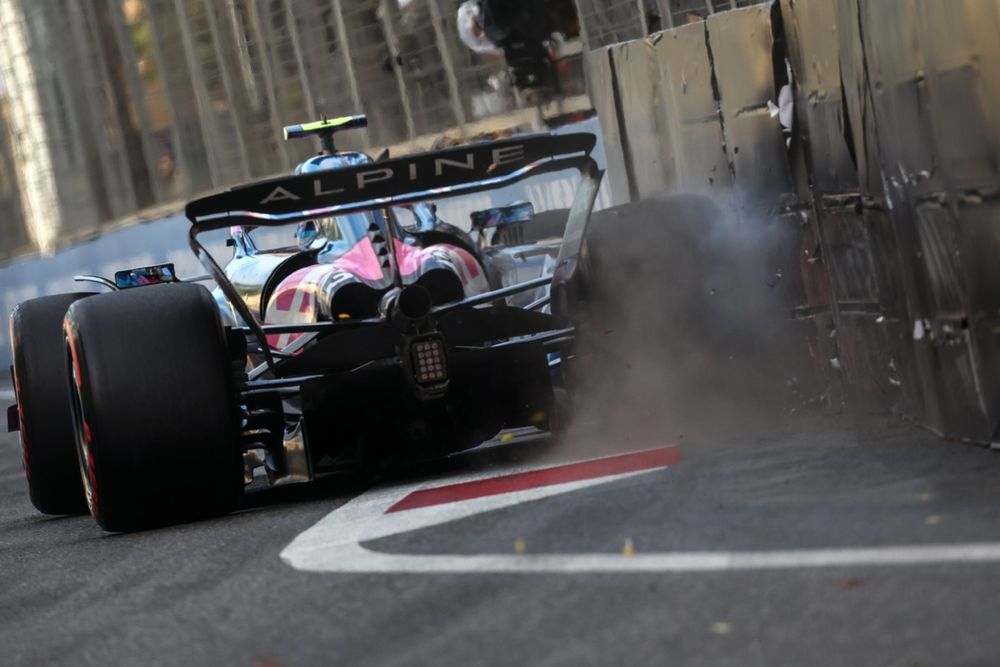 Colapinto touches the wall in Q1 with his right - later, he more dramatically clips the wall with his left 