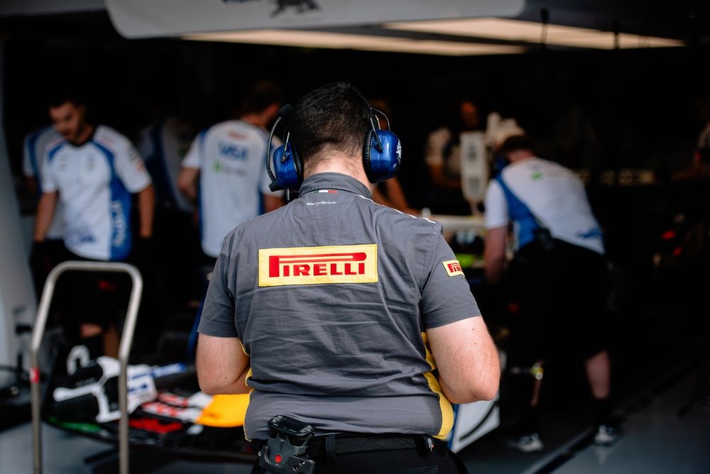 Des ingénieurs de Pirelli à Monza.