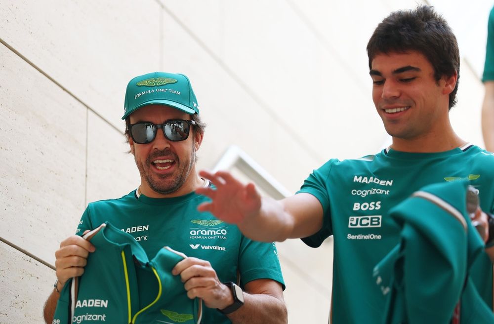 Lance Stroll et Fernando Alonso dans le paddock au Qatar.