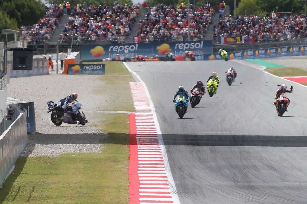 La chute d'Alex Marquez, Gresini Racing, après le contact avec Pedro Acosta, Red Bull KTM Factory Racing