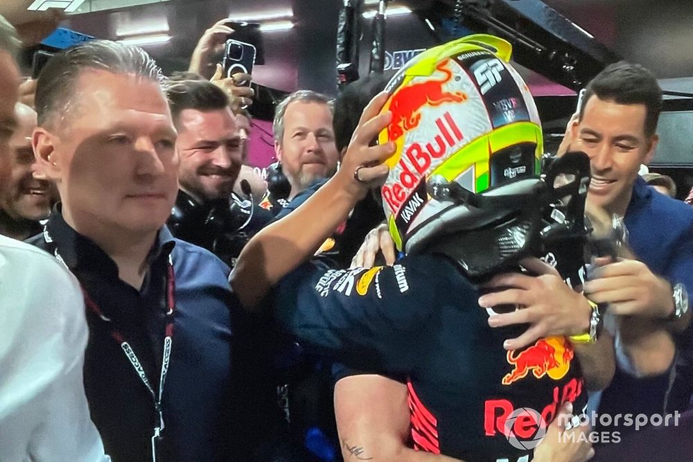 Jos Verstappen llama "cobarde" al padre de Pérez por su teoría sobre&nbsp;Checo&nbsp;y&nbsp;Max