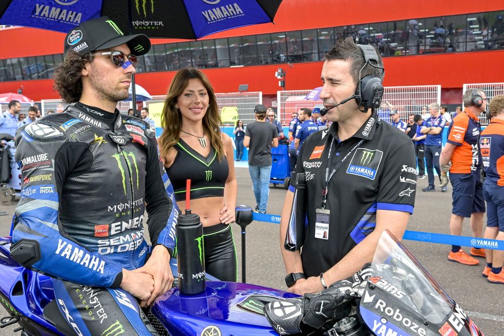 Alex Rins, Yamaha Factory Racing, y su jefe técnico David Muñoz