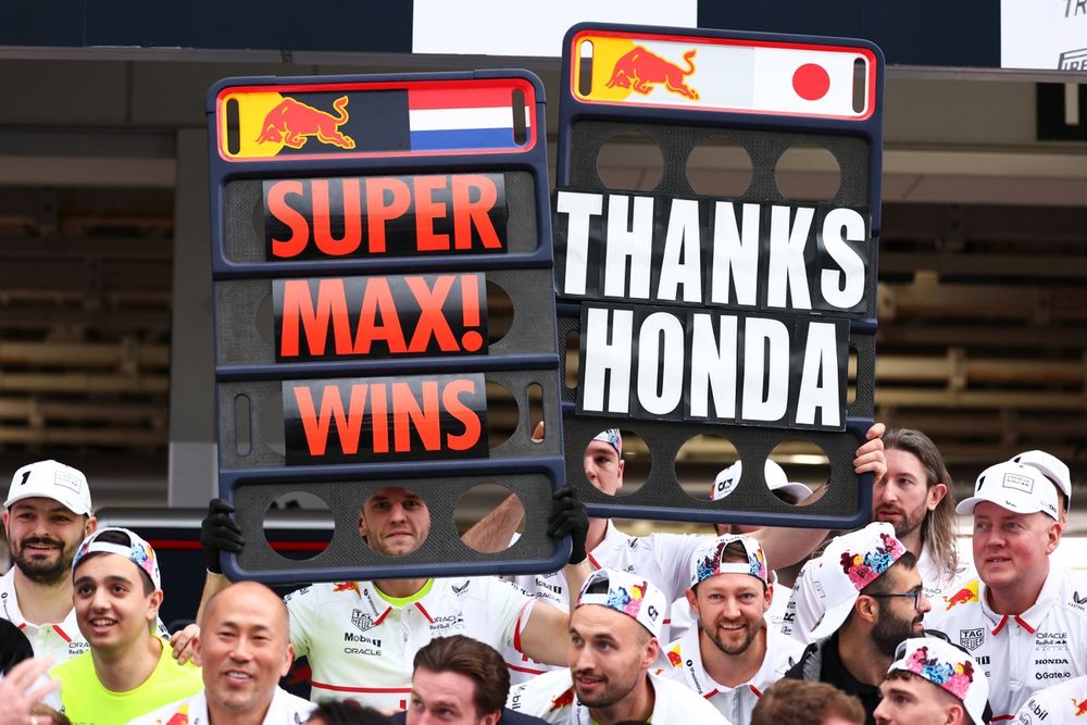 The Red Bull Racing team celebrate and Thank Honda