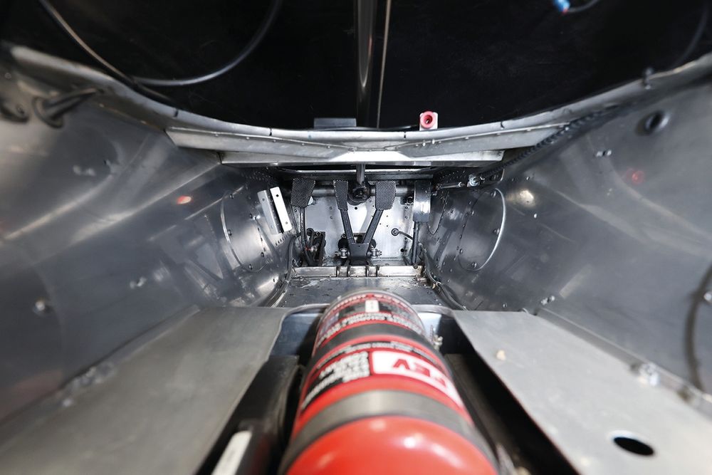 V-shaped brake pedal allied to a semi-automatic clutch didn’t last