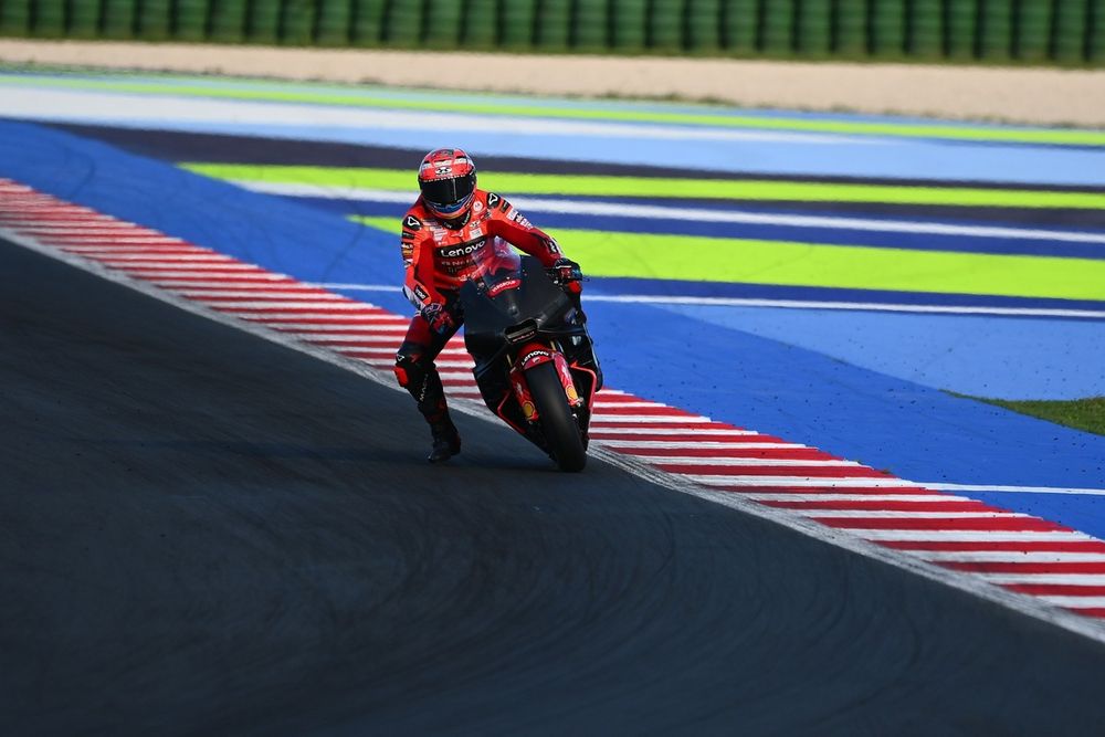 Michele Pirro con la Ducati che simula le regole 2027 e monta le gomme Pirelli
