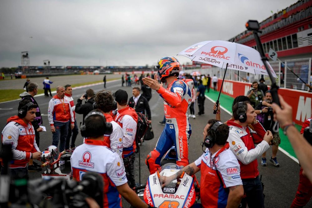 Jack Miller, Pramac Racing,, en la parrilla del GP de Argentina 2018, con el resto de pilotos al fondo