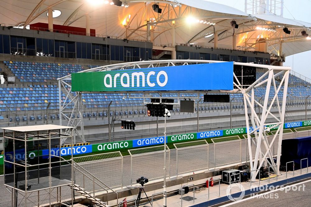 Patrocinador de Aramco en la recta principal